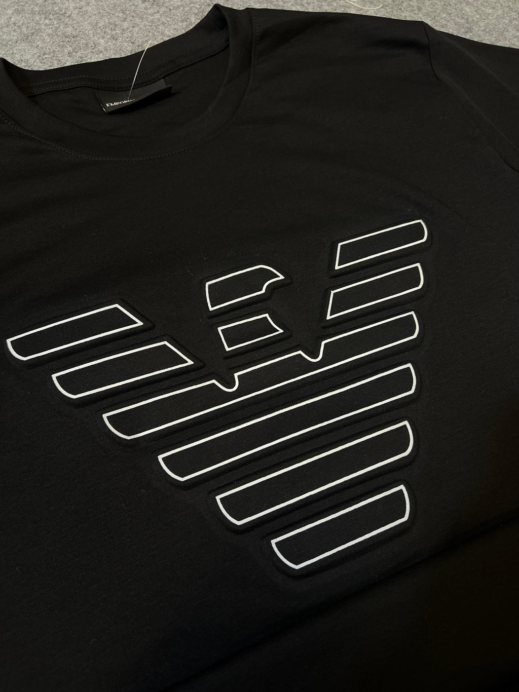 Camiseta Armni Malha Pima Águia Preta - detalhe da estampa