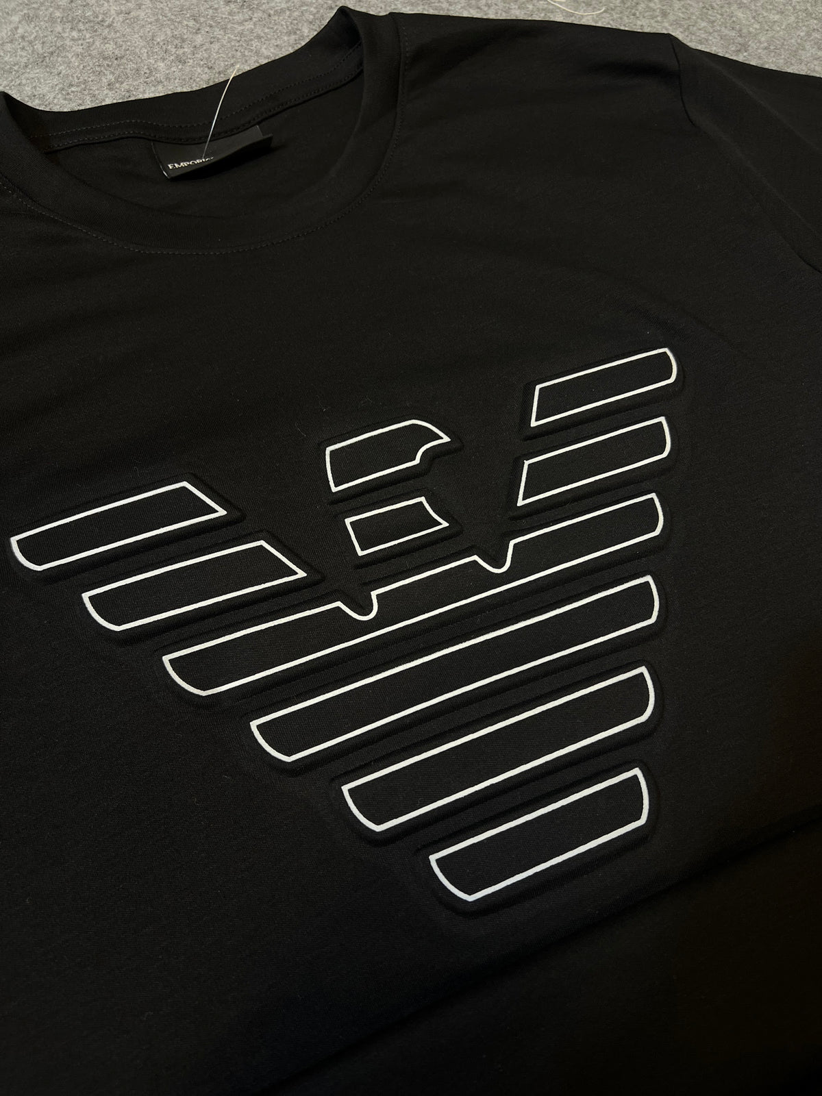 Camiseta Armni Malha Pima Águia Preta - detalhe da estampa