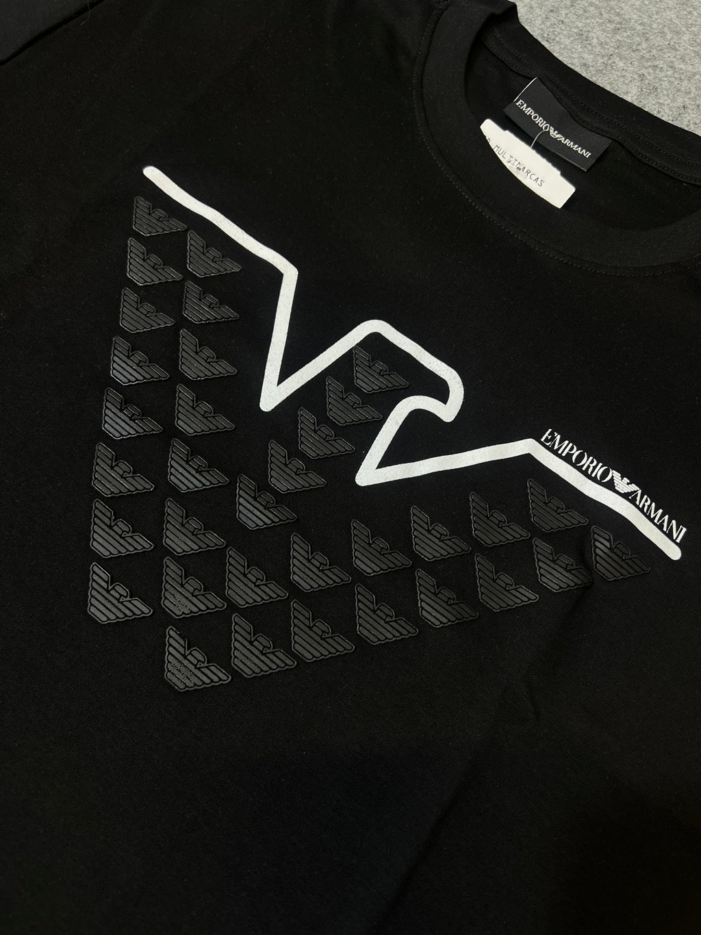 Camiseta Armni Malha Pima Monograma Preta - detalhe da estampa