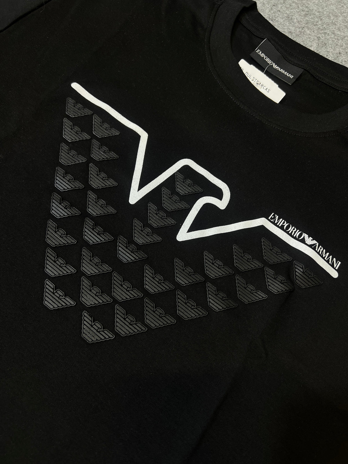 Camiseta Armni Malha Pima Monograma Preta - detalhe da estampa