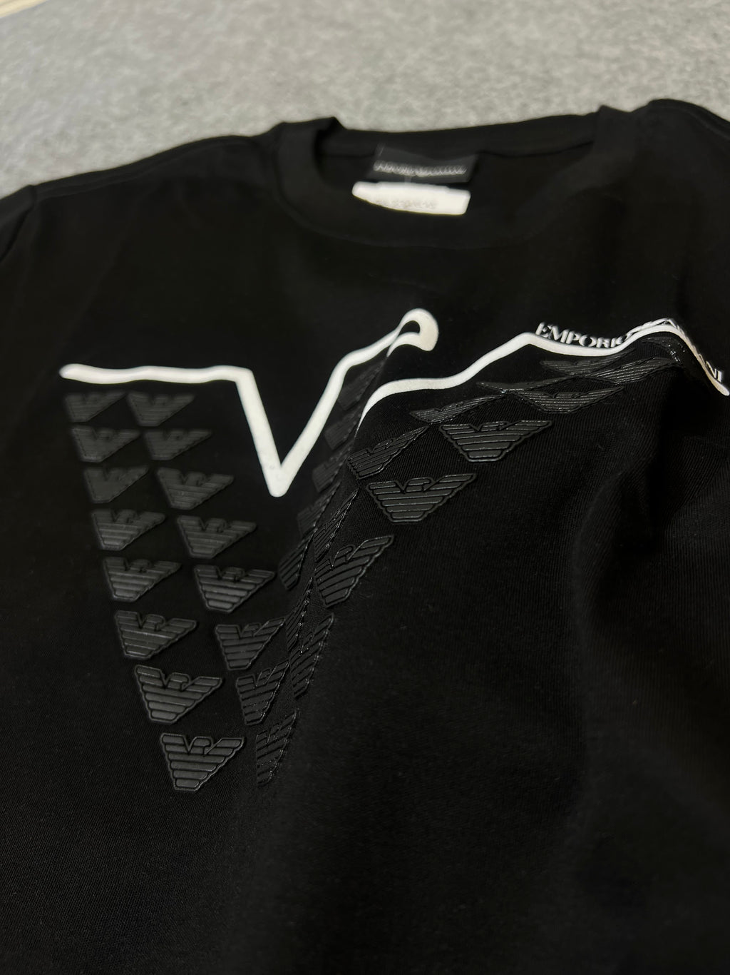 Camiseta Armni Malha Pima Monograma Preta - detalhe da estampa