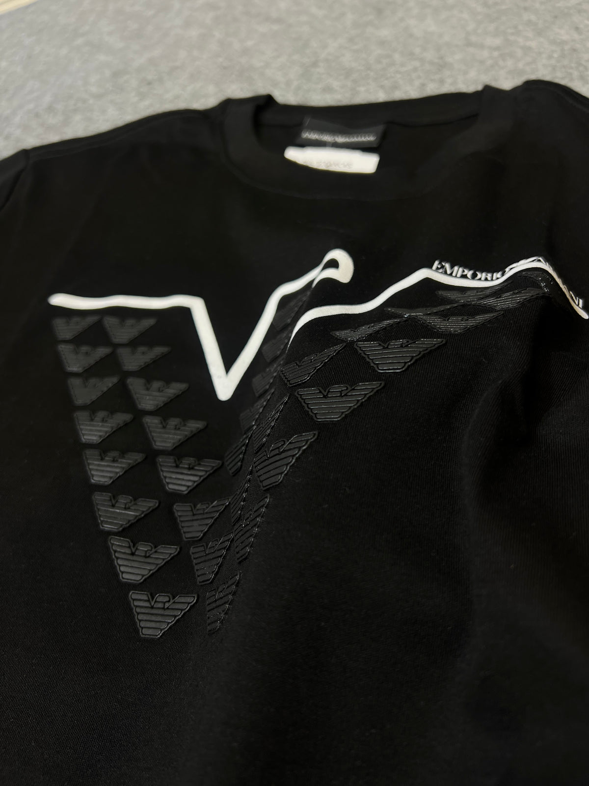 Camiseta Armni Malha Pima Monograma Preta - detalhe da estampa
