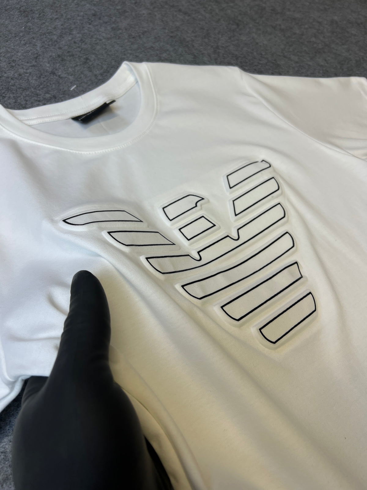 Camiseta Armni Malha Pima Águia Branca - detalhe da estampa