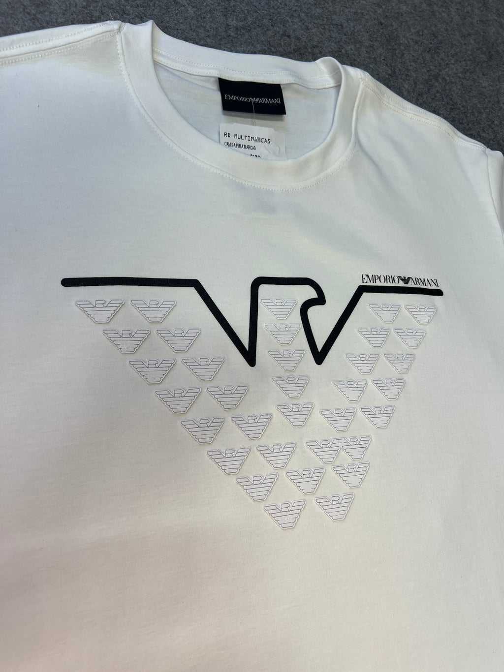Camiseta Armni Malha Pima Monograma Branca - detalhe da estampa
