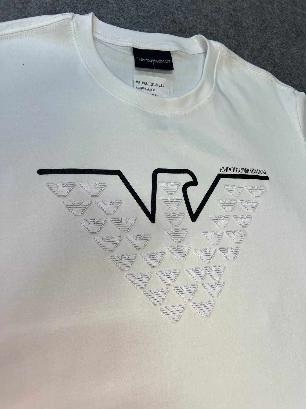 Camiseta Armni Malha Pima Monograma Branca - detalhe da estampa