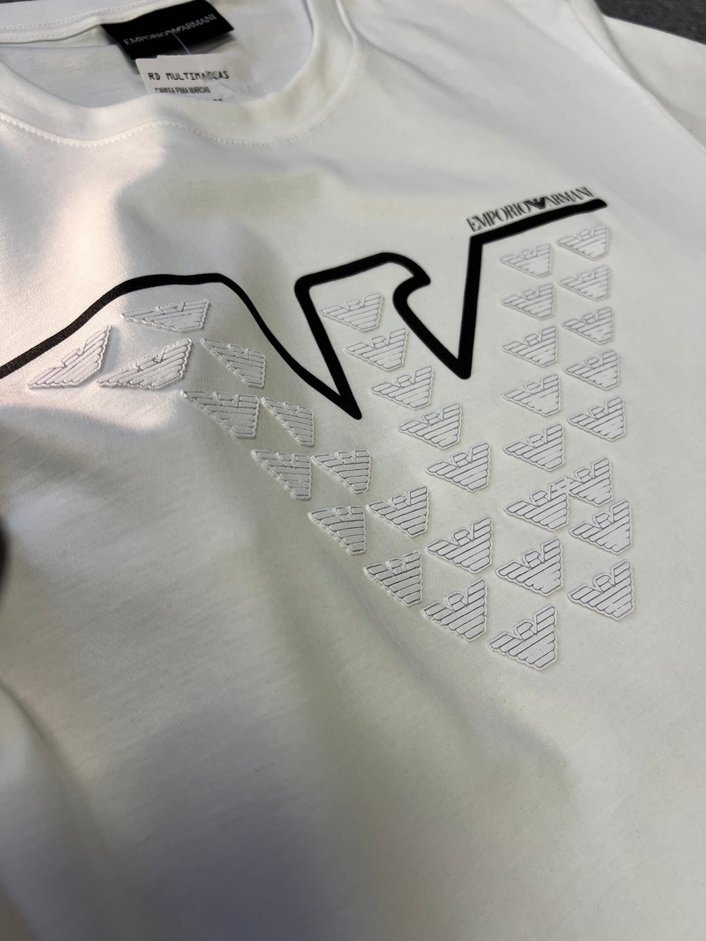 Camiseta Armni Malha Pima Monograma Branca - detalhe da estampa