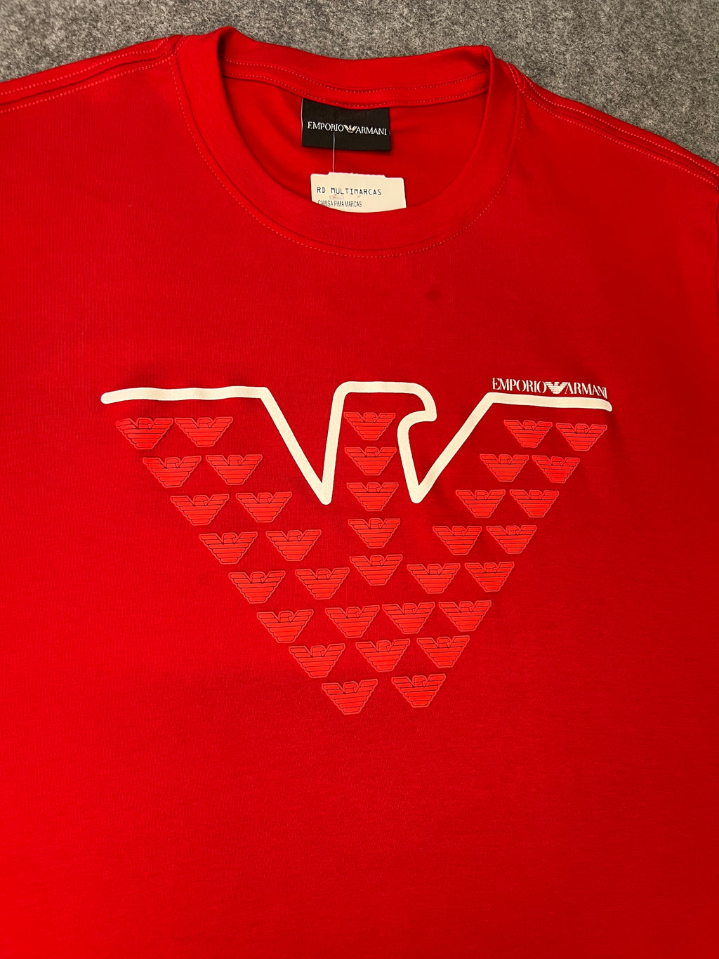 Camiseta Armni Malha Pima Monograma Vermelha - detalhe da estampa