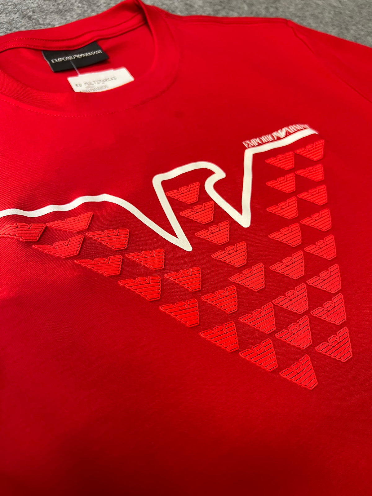 Camiseta Armni Malha Pima Monograma Vermelha - detalhe da estampa