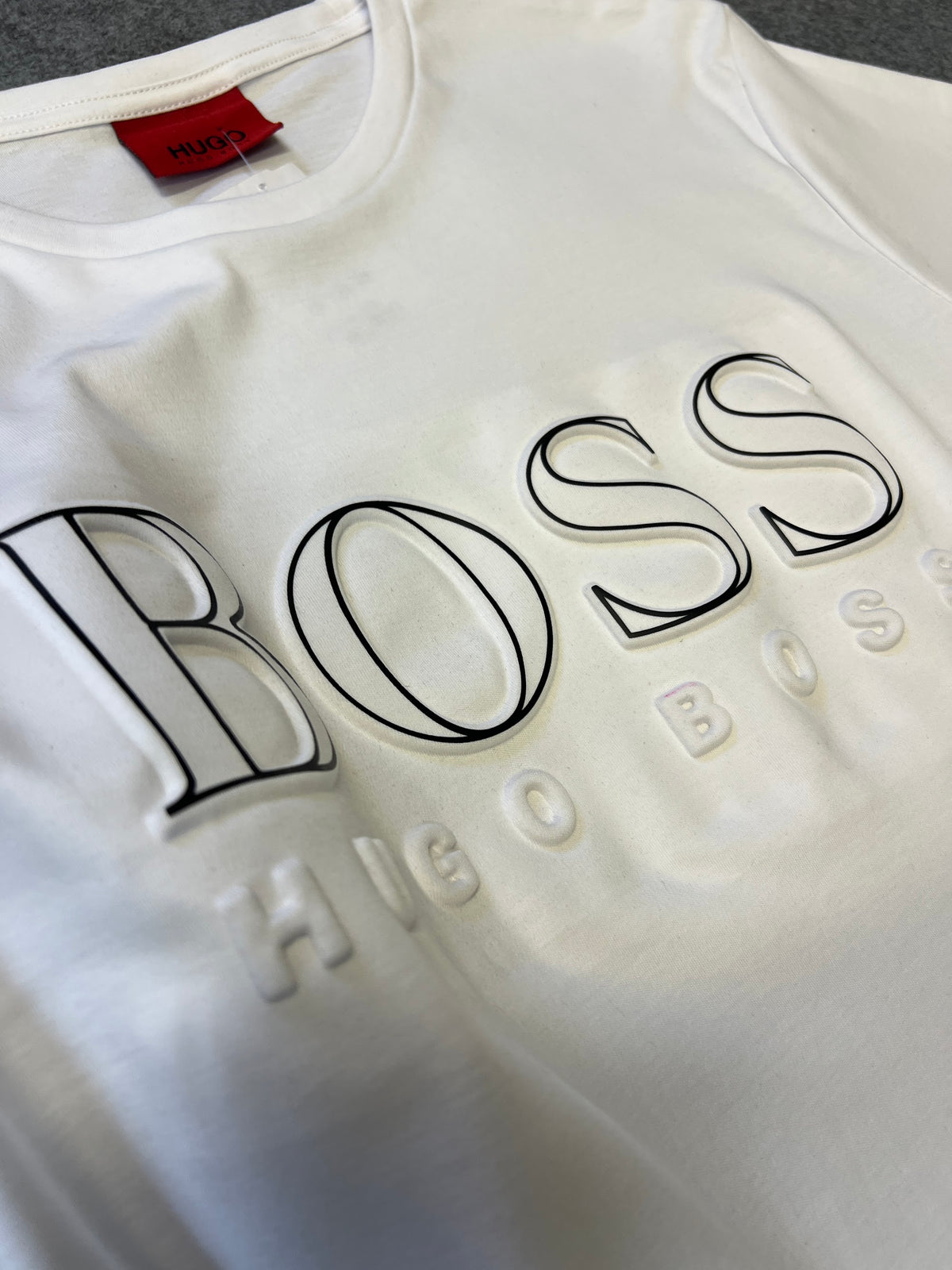 Camiseta Hgo Boss Malha Pima Logo Relevo Branca - detalhe