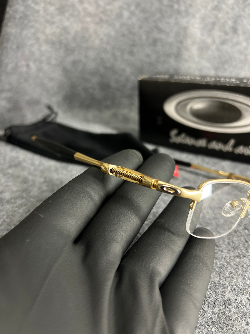 Armação Oakley Mola Dourada Lente Transparente