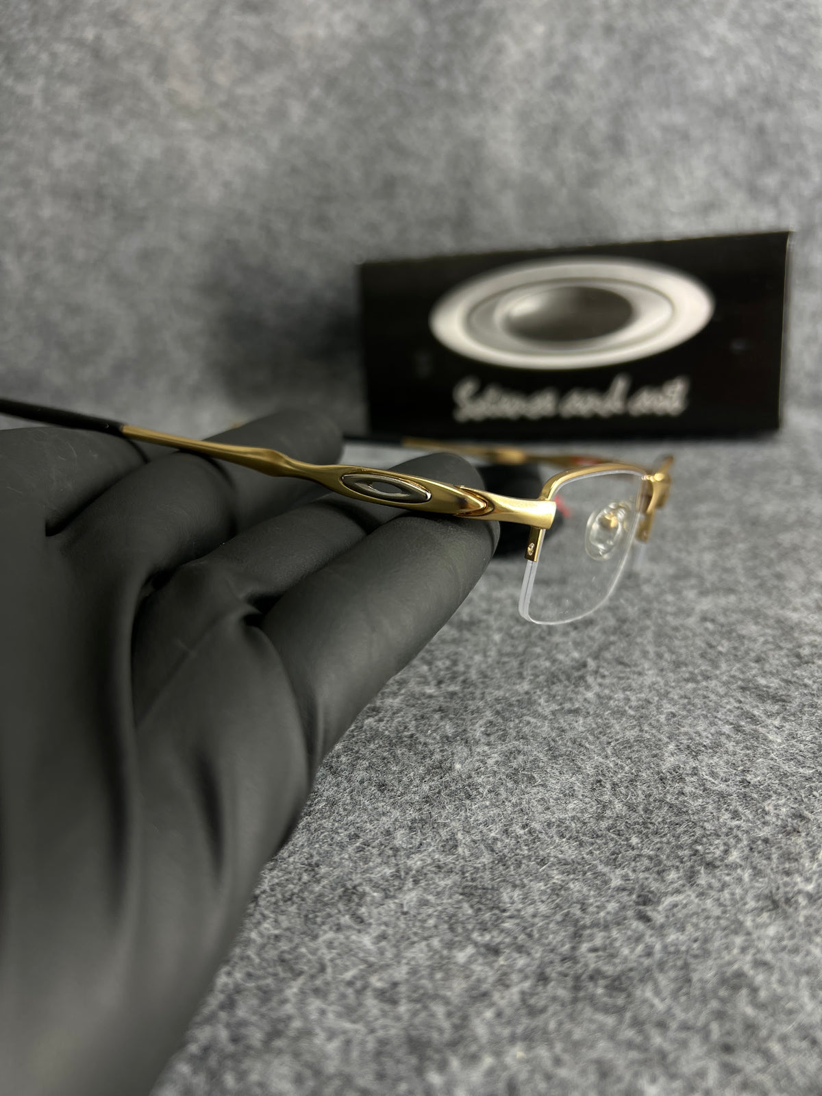 Armação Oakley Lente Transparente Dourada