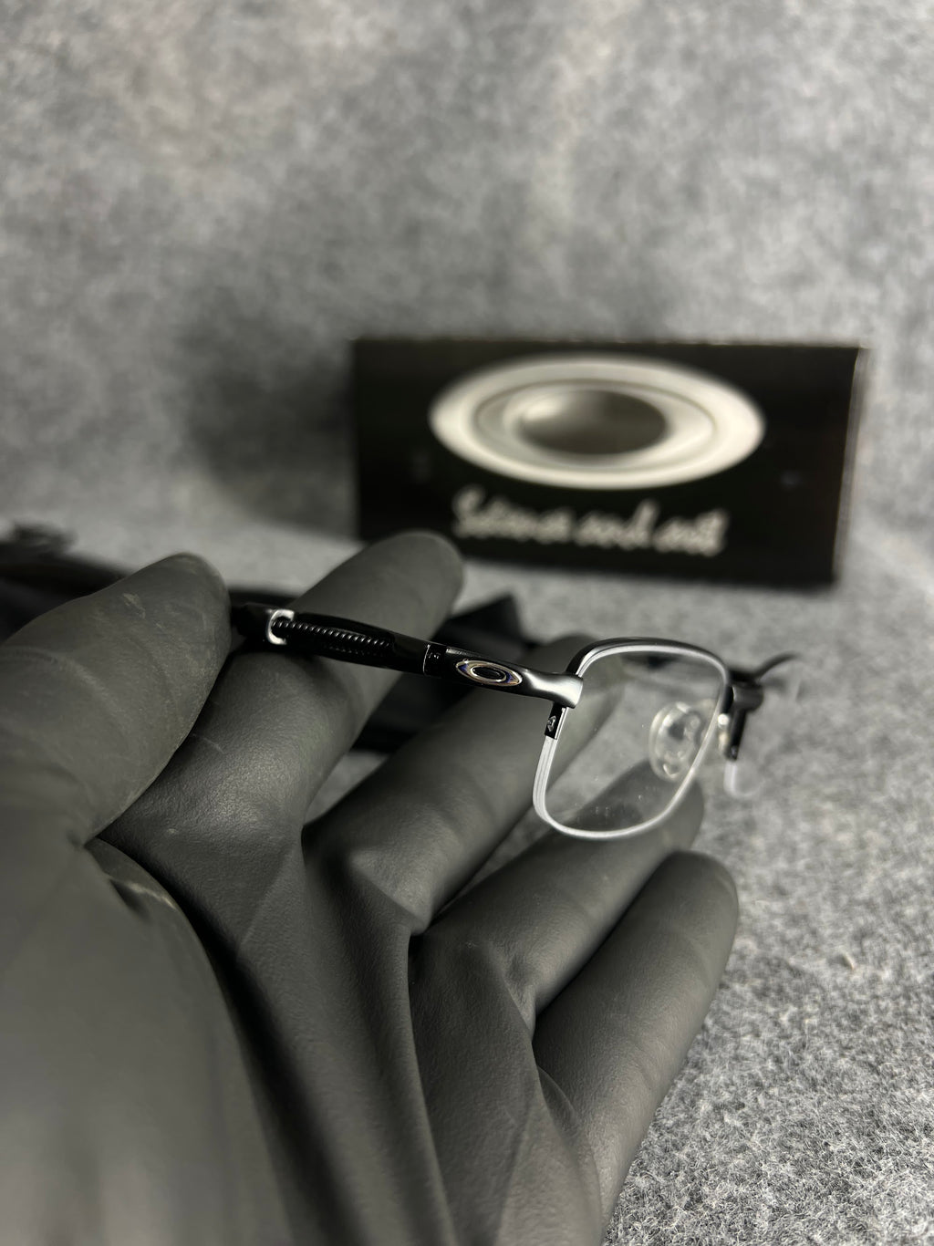 Armação Oakley Mola Prata Lente Transparente