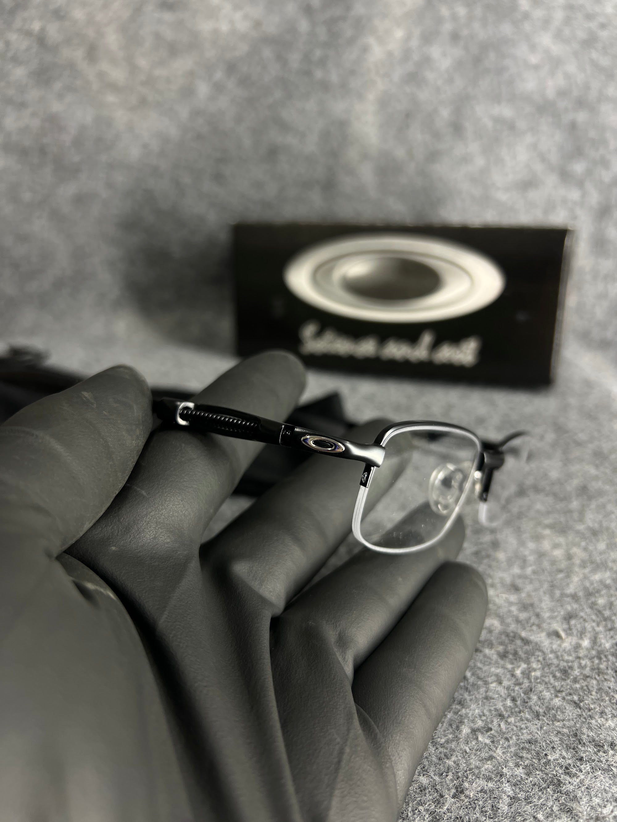 Armação Oakley Mola Prata Lente Transparente