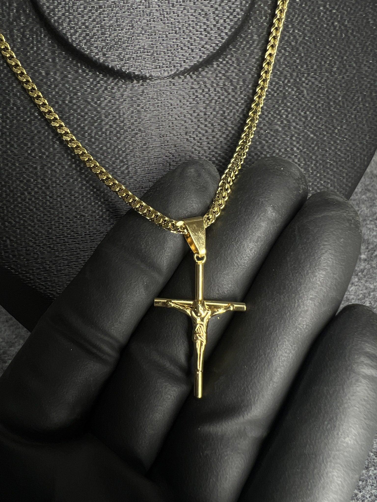 Corrente Franco Dourada com Crucifixo - detalhe 1