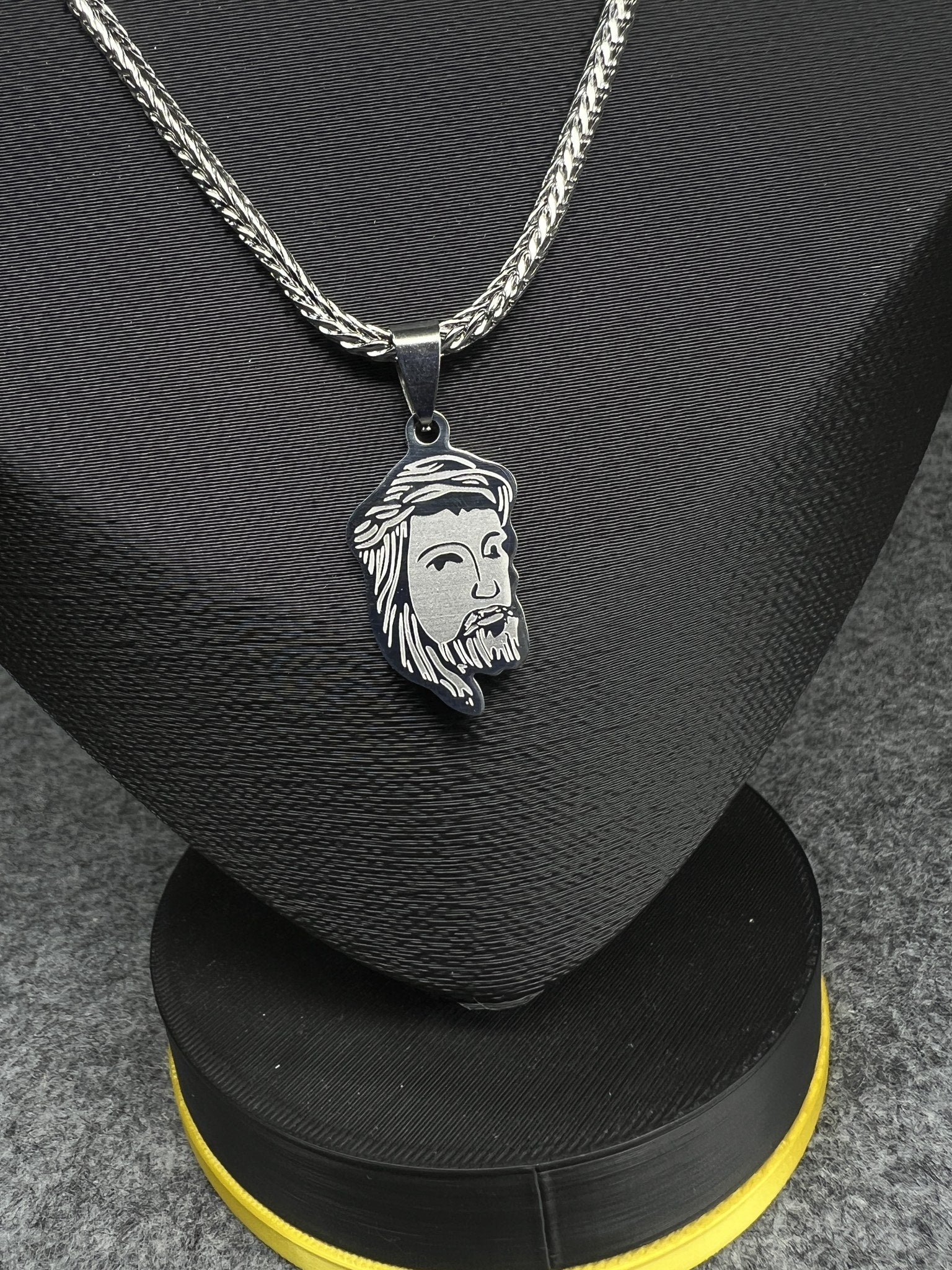 Corrente Trançada Prata com Pingente Cristo - detalhe 1