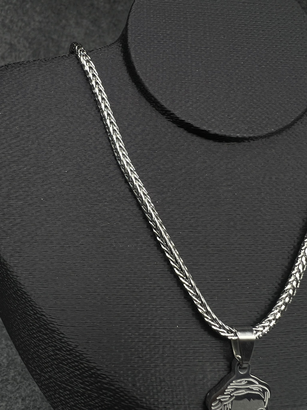 Corrente Trançada Prata com Pingente Cristo - detalhe 2