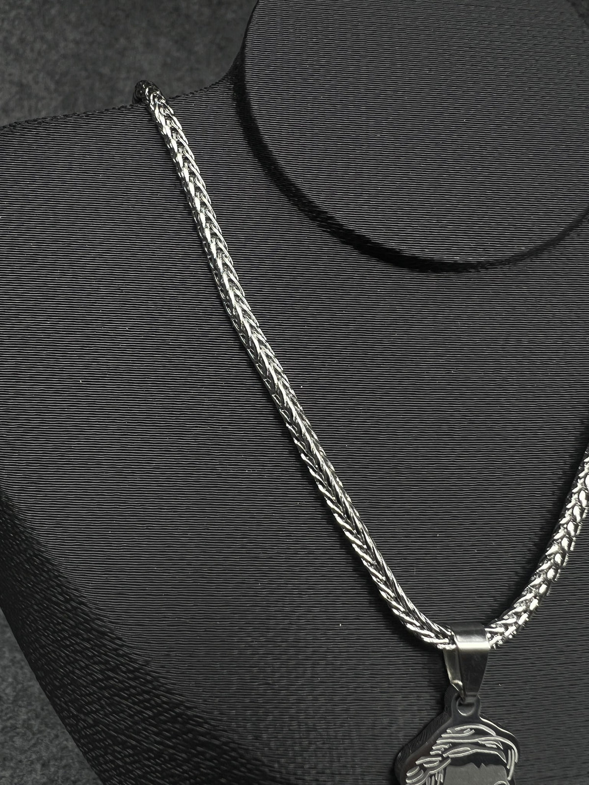Corrente Trançada Prata com Pingente Cristo - detalhe 2