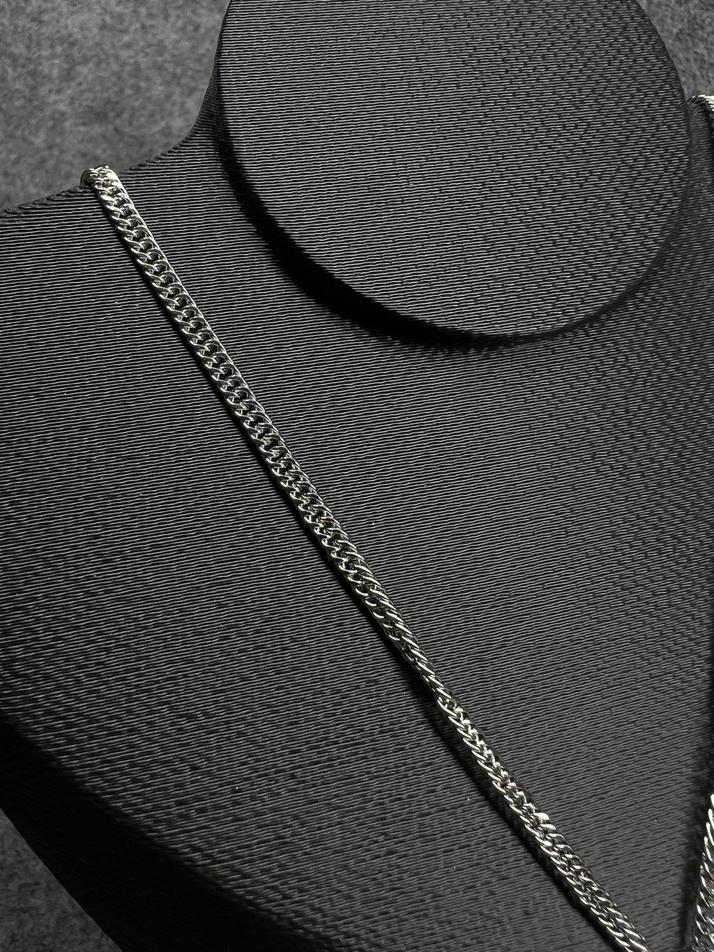Corrente Grumet Prata com Pingente Cristo - detalhe 2