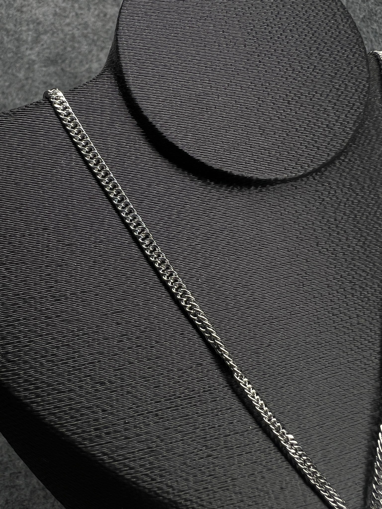 Corrente Grumet Prata com Pingente Cristo - detalhe 2