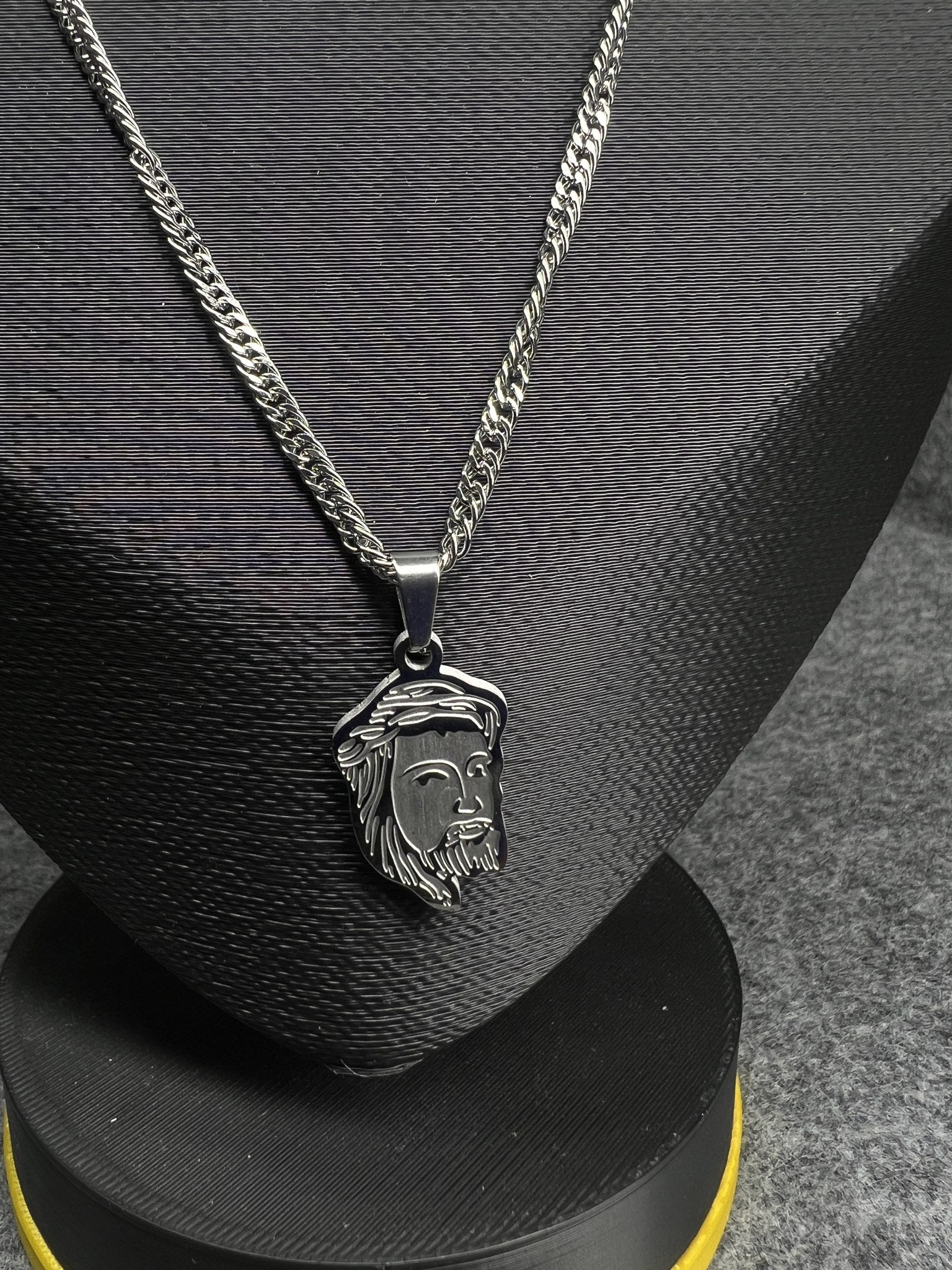 Corrente Grumet Prata com Pingente Cristo - detalhe 1