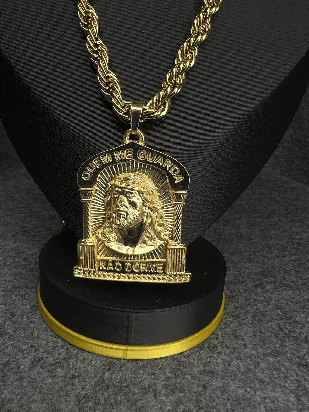 Corrente Corda Dourada com Pingente Cristo - detalhe 1
