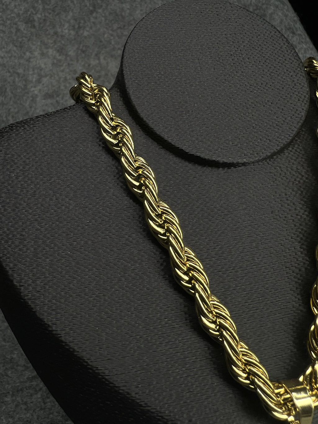 Corrente Corda Dourada com Pingente Cristo - detalhe 2