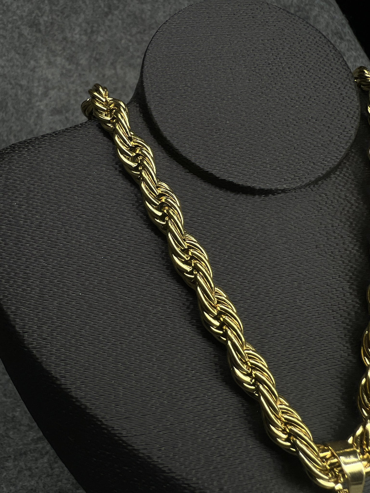 Corrente Corda Dourada com Pingente Cristo - detalhe 2