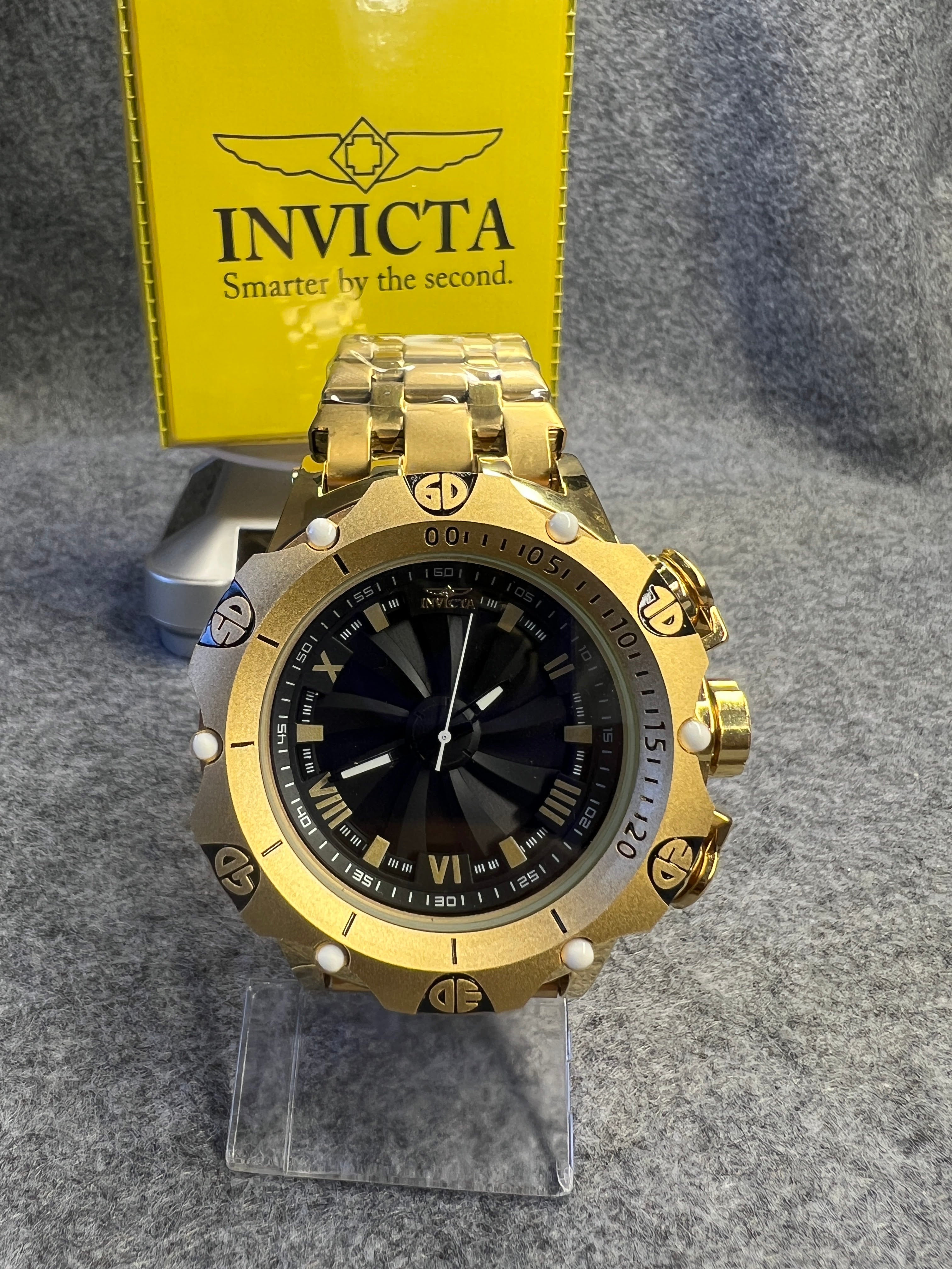 Relógio Invicta Dourado Mostrador Preto Romano