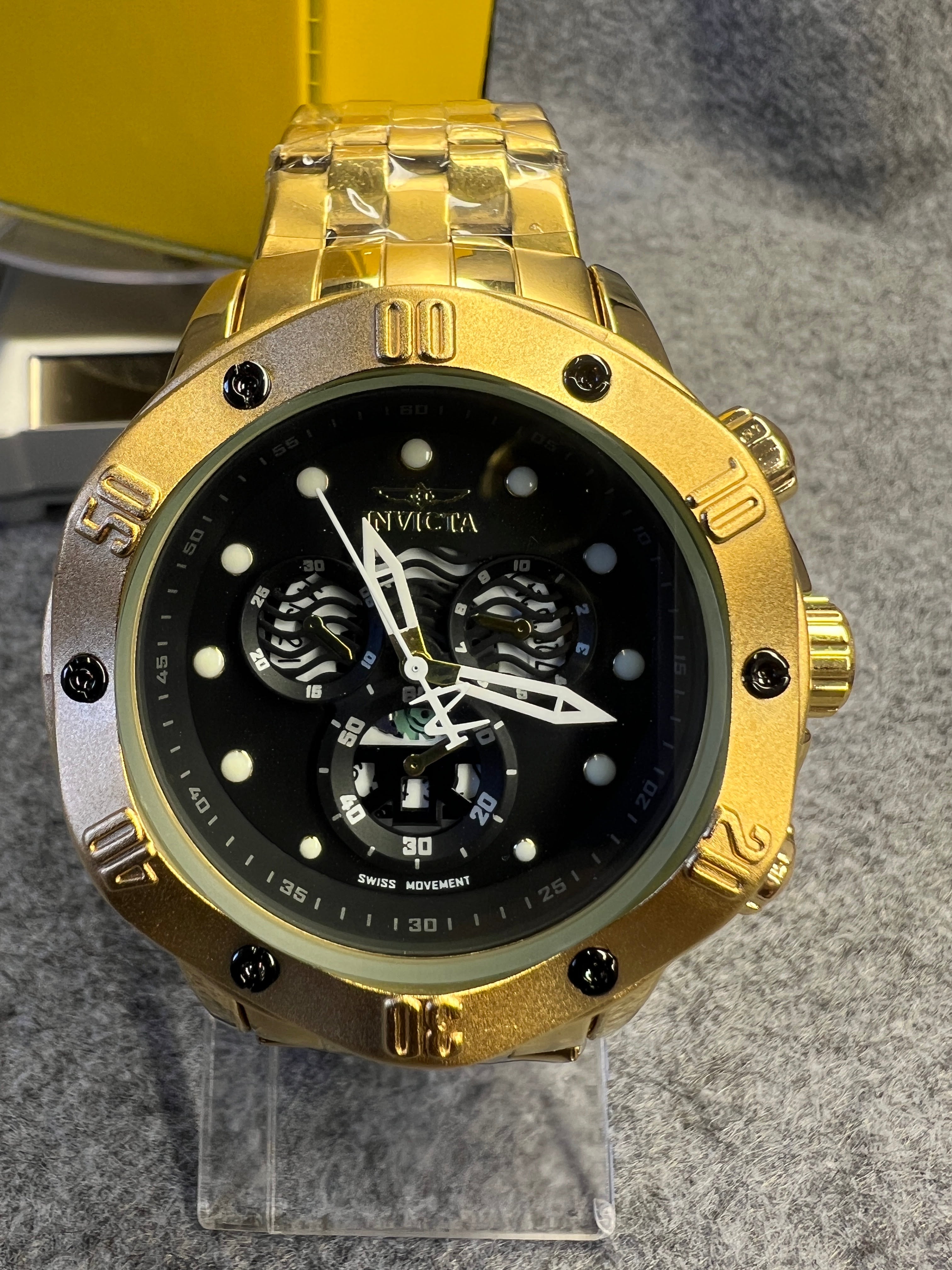 Relógio Invicta Cronógrafo Dourado Mostrador Preto