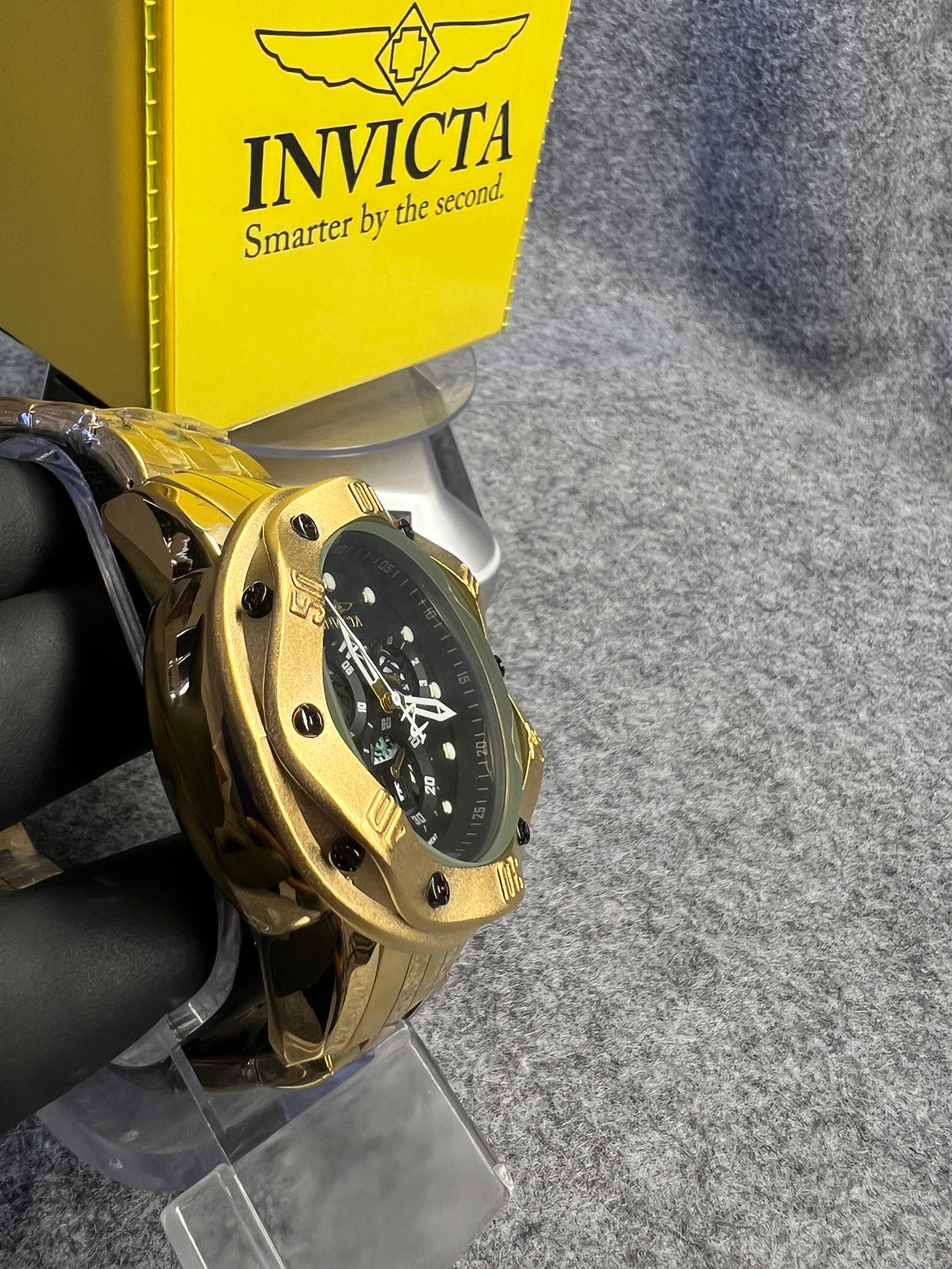Relógio Invicta Cronógrafo Dourado Mostrador Preto