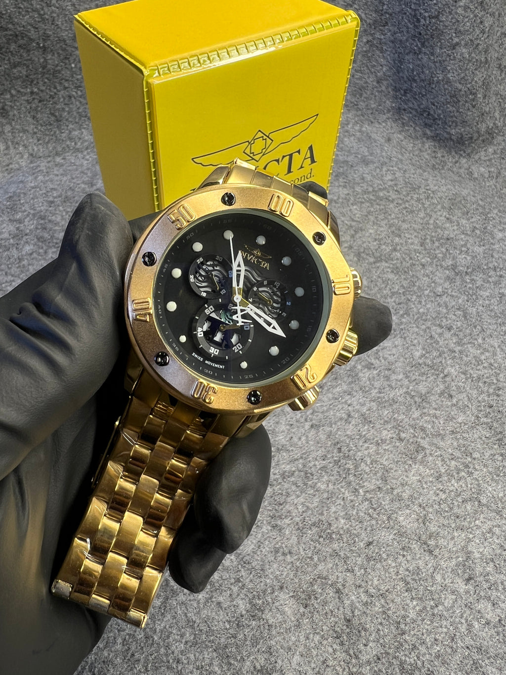 Relógio Invicta Cronógrafo Dourado Mostrador Preto