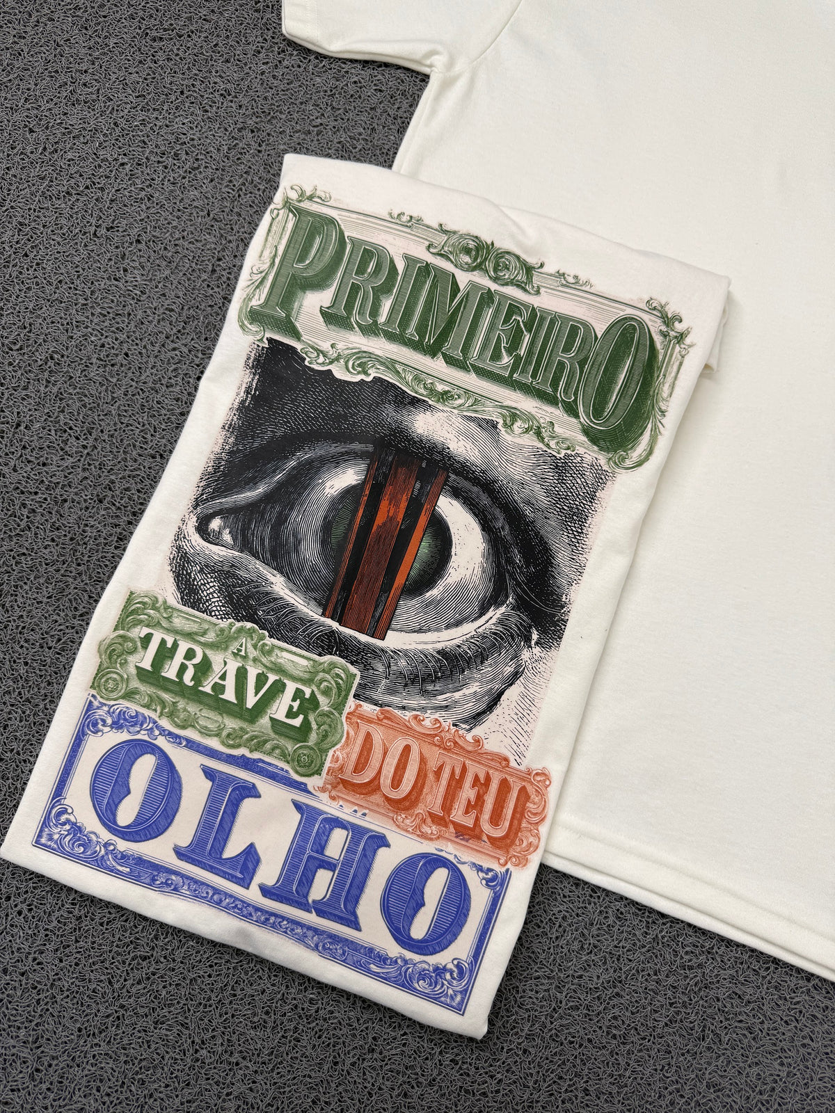 Camiseta Via Cruz Primeiro Trave do Teu Olho Off White - estampa costas