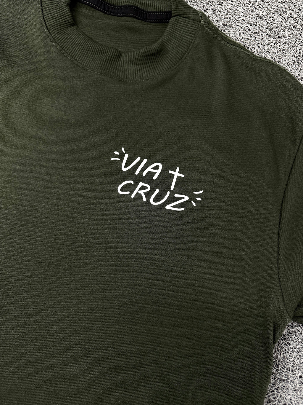 Camiseta Via Cruz Verde Militar - detalhe do logo