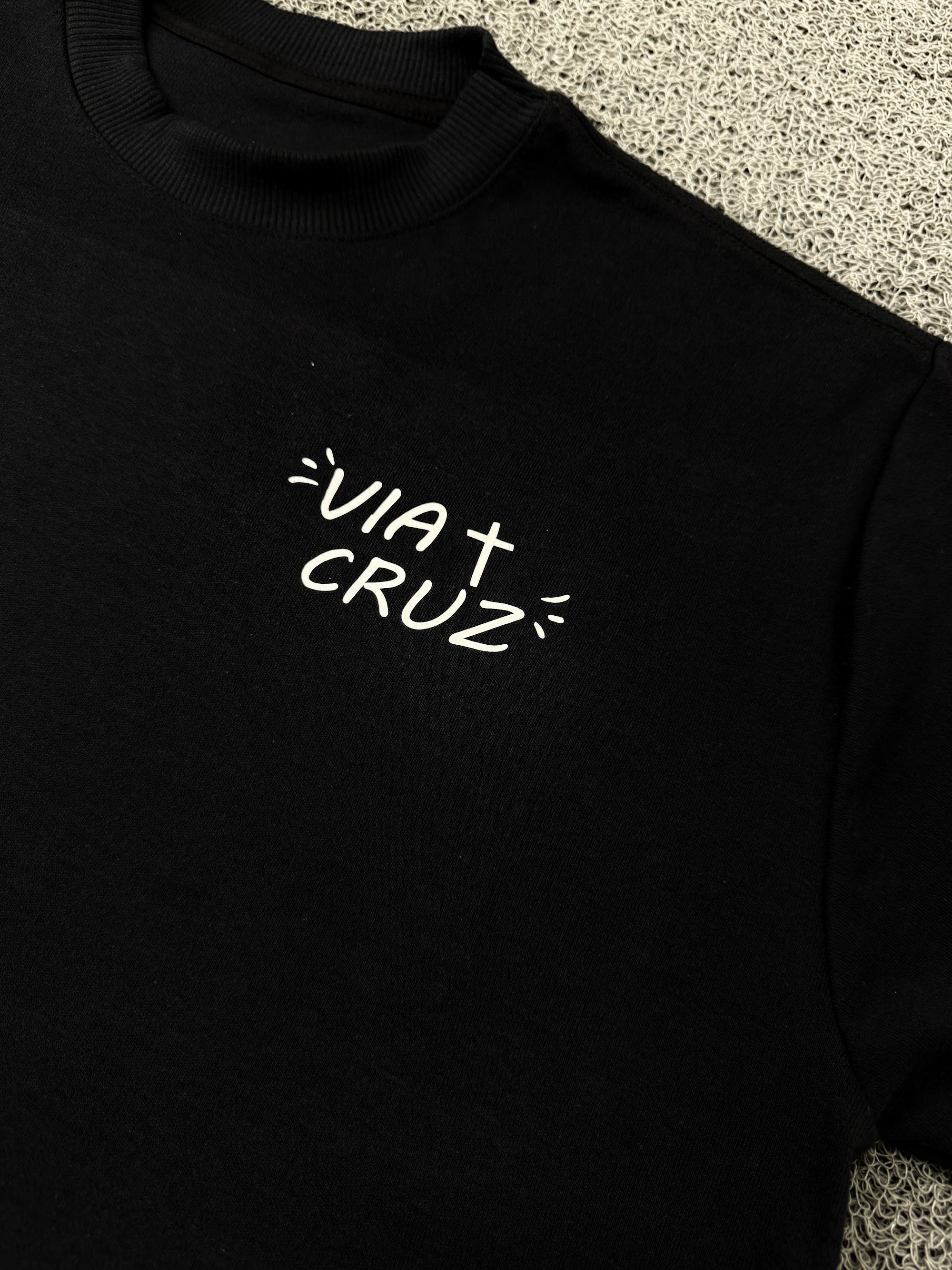 Camiseta Via Cruz Deus Preta - detalhe do logo