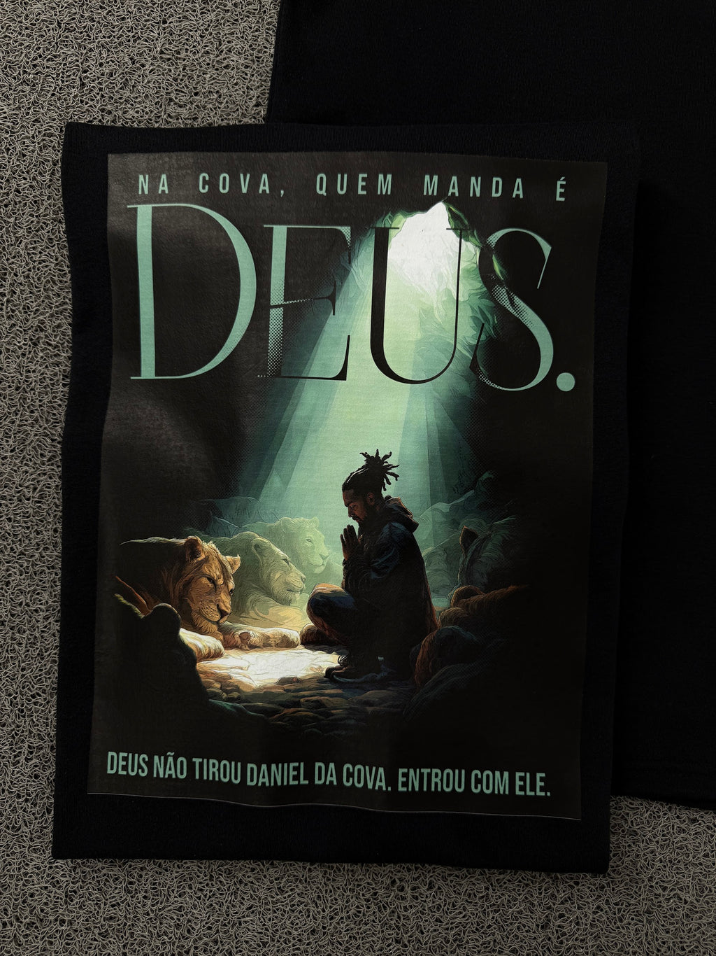 Camiseta Via Cruz Deus Preta - estampa costas